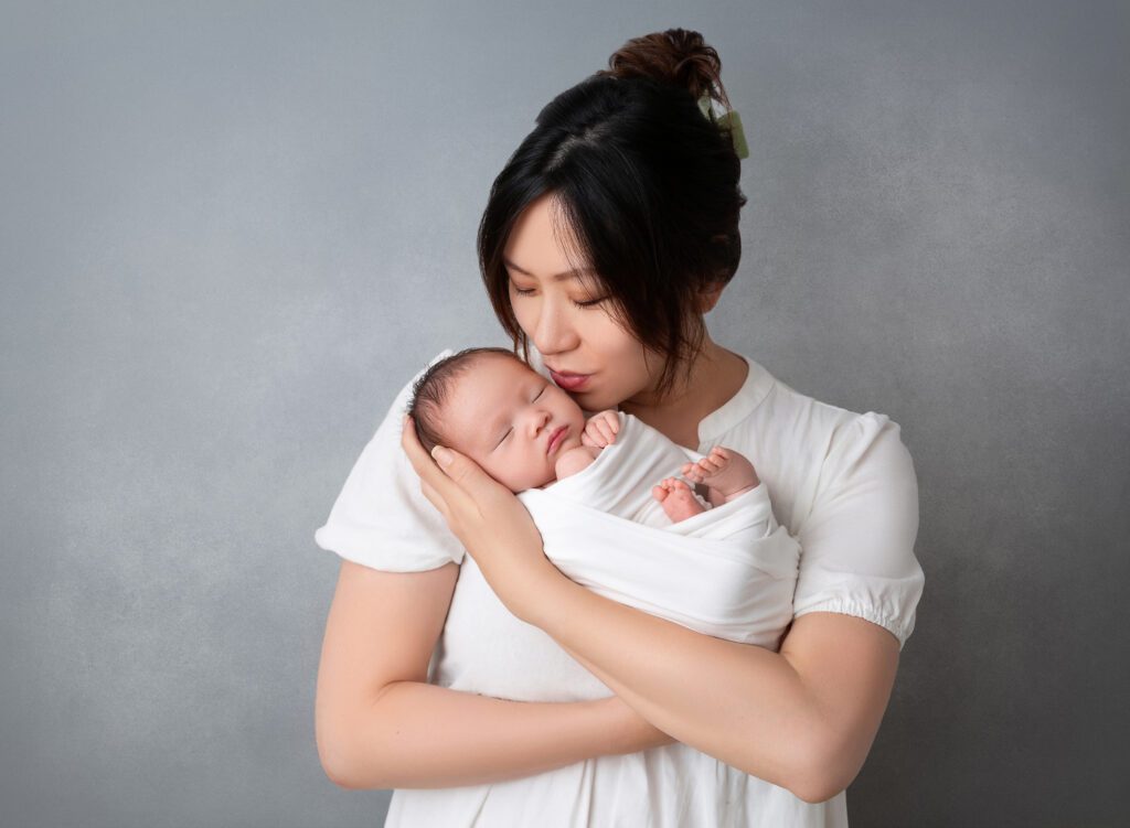 Newborn photo session with mom in Brooklyn, New York